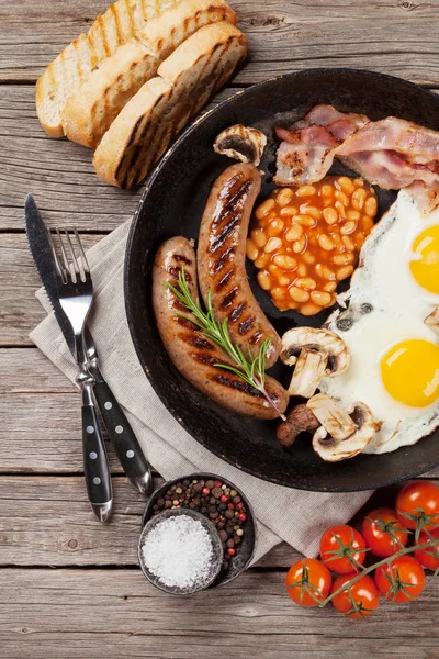 Engels Ontbijt Gebakken Eieren Worst Spek Bonen Toast Tomaten Jus — Stockfoto