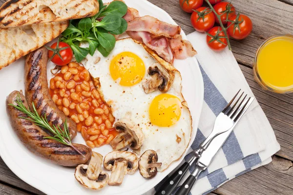 Engels Ontbijt Gebakken Eieren Worst Spek Bonen Toast Tomaten Sinaasappelsap — Stockfoto