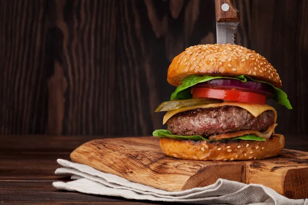 Lekkere Gegrilde Zelfgemaakte Hamburger Met Rundvlees Tomaat Kaas Komkommer Sla — Stockfoto