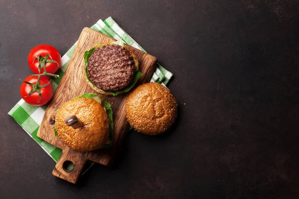 美味的烤自制汉堡配牛肉 西红柿 黄瓜和生菜 带空间的顶部视图与食谱 — 图库照片