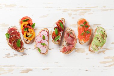 Geleneksel İspanyolca tapas. Meze İtalyan antipasti aperatifler Beyaz ahşap arka plan üzerinde ayarlayın. Üstten görünüm