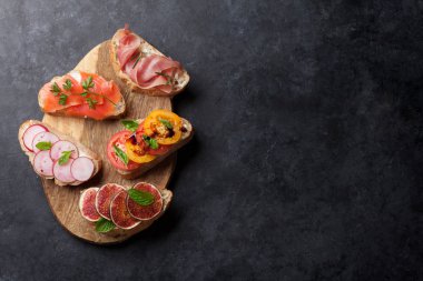 Geleneksel İspanyolca tapas siyah taş zemin üzerine ayarlayın. Kopya alanı ile üstten görünüm 