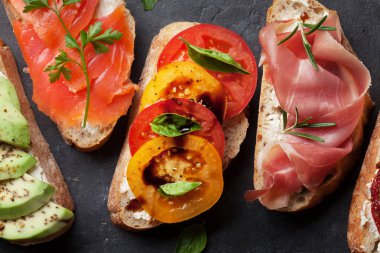 Geleneksel İspanyolca tapas ayarlayın. Üstten görünüm ve düz lay