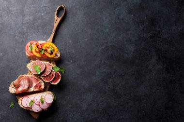 Brushetta veya geleneksel İspanyolca tapas. Meze İtalyan antipasti aperatifler ayarlayın. Üstten görünüm ve düz metin için yer ile göklere