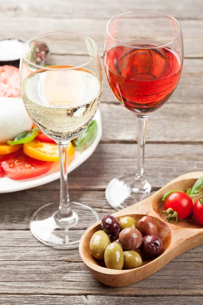 Copos Vinho Branco Rosa Com Salada Caprese Antipasti Italiano Tradicional — Fotografia de Stock