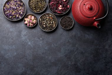 Çeşitli kuru çay ürün çeşitliliği ve çaydanlık. Siyah, yeşil ve bitkisel çay kase. Kopya alanı ile üstten görünüm 
