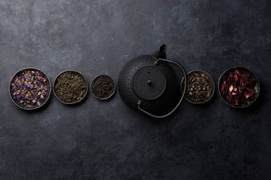 Çeşitli kuru çay ürün çeşitliliği ve çaydanlık. Siyah, yeşil ve bitkisel çay. Metin alanı olan üstten görünüm