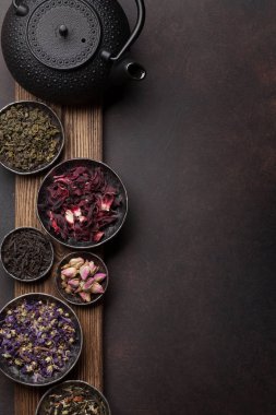 Çeşitli çay çeşitliliği kuru. Siyah, yeşil ve bitkisel çay kase ahşap sınırında. Kopya alanı ile üstten görünüm 