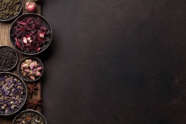 Çeşitli çay çeşitliliği kuru. Siyah, yeşil ve bitkisel çay kase ahşap sınırında. Kopya alanı ile üstten görünüm 