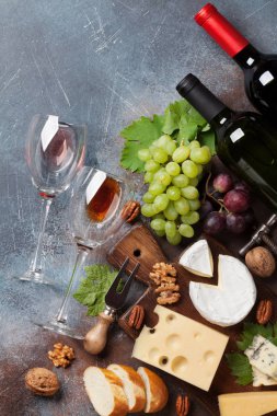 Şarap, peynir, üzüm, ekmek ve fındık. Metin alanı olan üstten görünüm