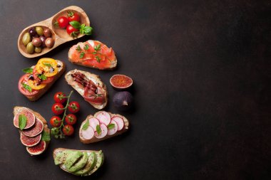 Geleneksel İspanyolca tapas. Meze İtalyan antipasti aperatifler ayarlayın. Üstten görünüm ve düz lay