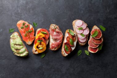 Geleneksel İspanyolca tapas. Meze İtalyan antipasti aperatifler ayarlayın. Üstten görünüm ve düz lay