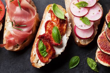 Geleneksel İspanyolca tapas. Meze İtalyan antipasti aperatifler ayarlayın. Üstten görünüm