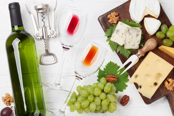 Wein Käse Trauben Und Nüsse Ansicht Von Oben — Stockfoto