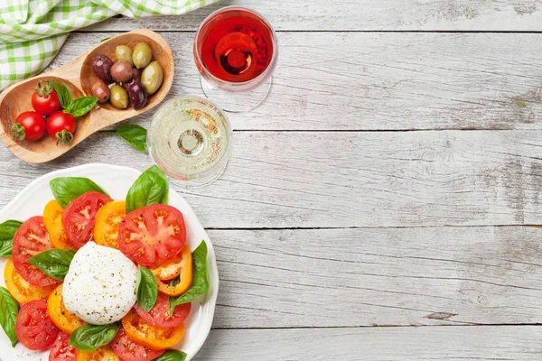 Caprese Salad Tomatoes Basil Mozzarella Rose White Wine Top View — Stock Photo, Image