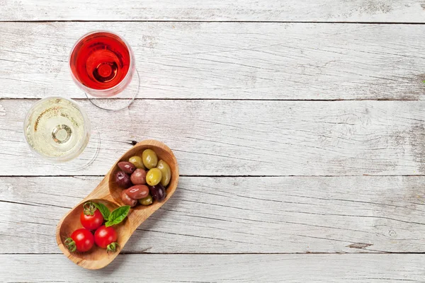 Copas Vino Blanco Rosa Con Aceitunas Tomates Antipasti Italiano Tradicional —  Fotos de Stock