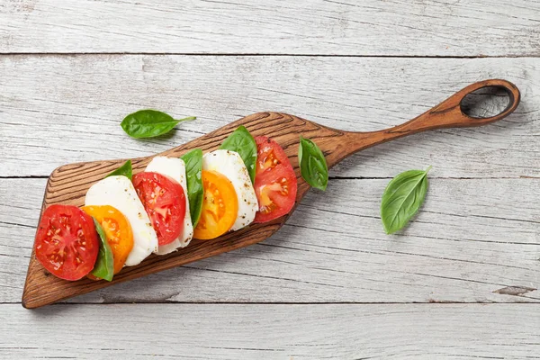 Ensalada Caprese Con Tomates Albahaca Mozzarella Vista Superior Con Espacio —  Fotos de Stock