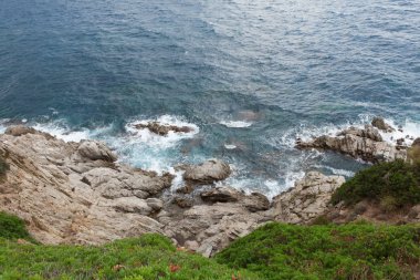 Defne deniz manzarası göl Dağları ile. Akdeniz, İspanya.