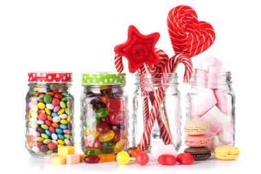 Renkli tatlılar. Lolipop, bademli kurabiye, şekerleme, marmelat ve şekerler. Beyaz arka plan üzerinde izole