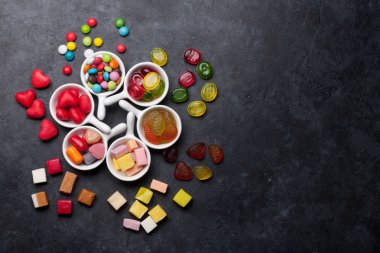 Renkli tatlılar. Lolipop, marmelat ve şekerler. Selam yeri olan üstten görünüm