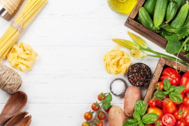 Taze bahçe domates, salatalık ve makarna pişirme tablo. Metin alanı olan üstten görünüm