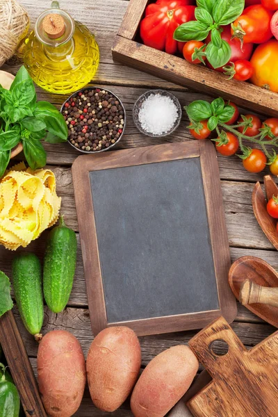 Frische Gartentomaten Gurken Und Pasta Auf Dem Kochtisch Ansicht Von — Stockfoto