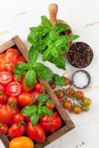 Verse Tuin Tomaten Basilicum Koken Tabel Bovenaanzicht — Stockfoto