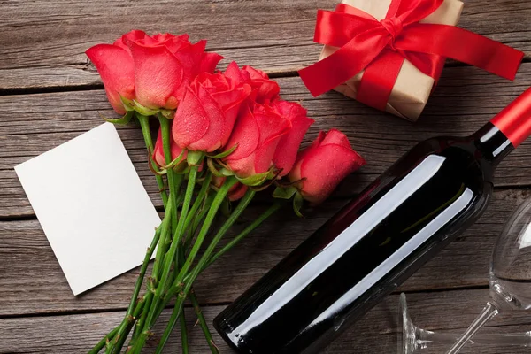 День Святого Валентина Красными Розами Бутылкой Вина Подарочной Коробкой Деревянном — стоковое фото