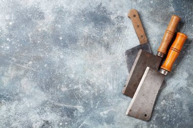 Kasap. Vintage et bıçakları taş tablo üzerinde. Metin alanı olan Üstten Görünüm