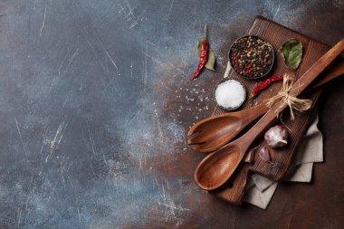 Vintage mutfak gereçleri ve baharat kesme tahtası üzerinde. Pişirme kavramı. Metin alanı olan Üstten Görünüm