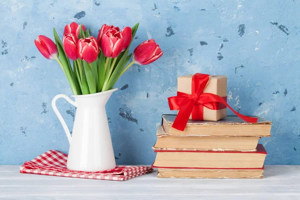 Червоні Квіти Тюльпанів Букет Глечику Подарункова Коробка Перед Кам Яною — стокове фото