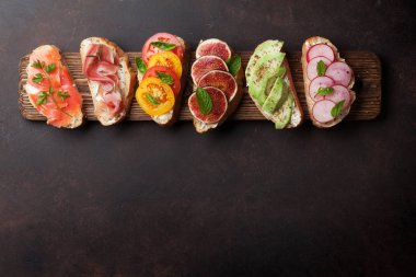 Meze İtalyan antipasti aperatifler ahşap tahta üzerinde ayarlayın. Üstten görünüm ve düz metin için yer ile göklere