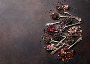 Çeşitli çay kaşık. Siyah, yeşil ve kırmızı çay. Metin alanı olan üstten görünüm
