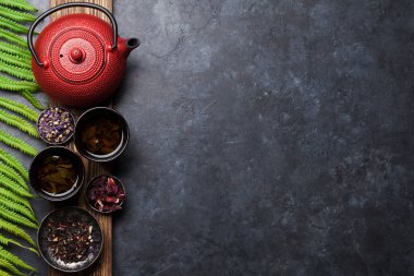 Çeşitli çay ve çaydanlık. Siyah, yeşil ve kırmızı çay. Metin alanı olan üstten görünüm