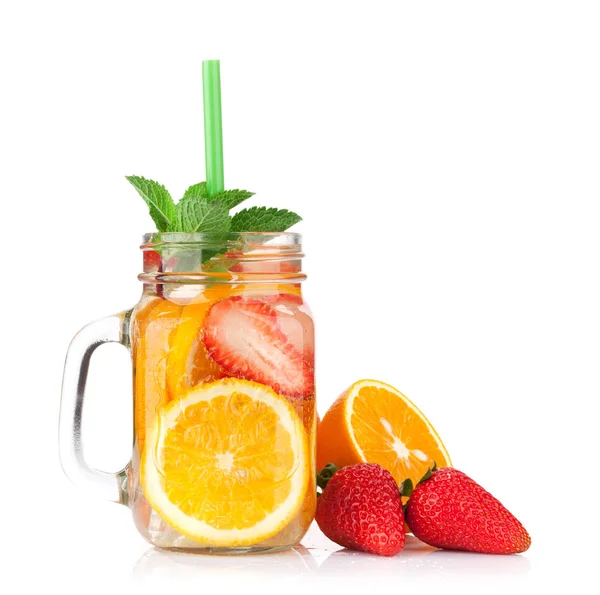 夏の果物とベリー新鮮なレモネード瓶 白い背景に分離 — ストック写真