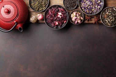 Siyah, yeşil ve kırmızı çay koyu taş arka plan. Kopya alanı ile üstten görünüm 