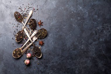 Çeşitli çay kaşık. Siyah, yeşil ve kırmızı çay. Üstten görünüm ve düz metin için yer ile göklere