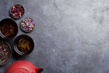 Siyah, yeşil ve kırmızı çay koyu taş arka plan. Kopya alanı ile üstten görünüm 