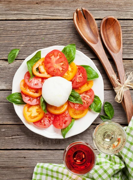 Caprese Salade Aux Tomates Basilic Mozzarella Avec Rose Vin Blanc — Photo