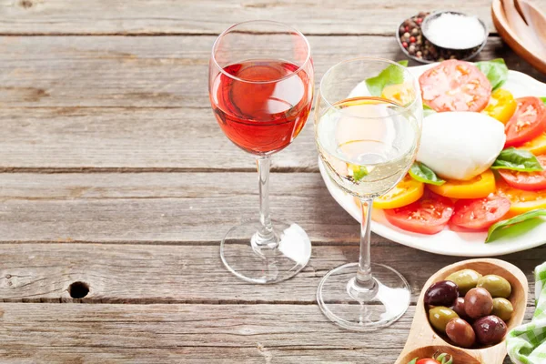 Gül Beyaz Şarap Gözlük Caprese Salatası Ile Geleneksel Talyan Antipasti — Stok fotoğraf