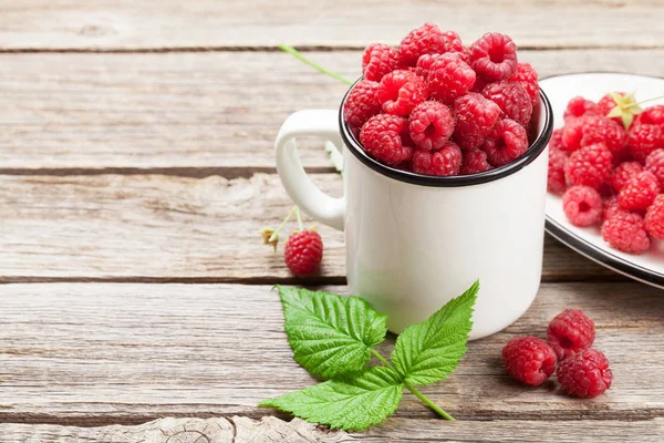 Beker Van Rijpe Frambozen Houten Tafel Met Ruimte Voor Tekst — Stockfoto