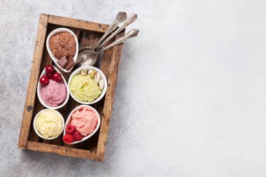 Dondurma ile fındık ve çilek ışık taş zemin üzerine ahşap kutusunda. Kopya alanı ile üstten görünüm 