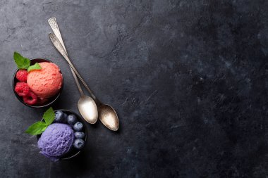 Dondurmalı çilek. Ahududu ve böğürtlen. Metin alanı olan üstten görünüm