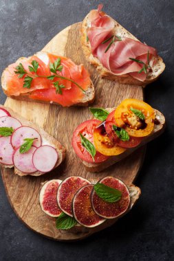 Geleneksel İspanyolca tapas aperatifler ahşap tahta üzerinde ayarlayın. Üstten görünüm