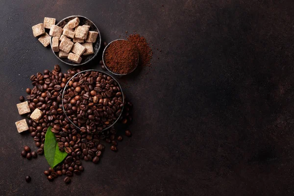 コーヒー豆や石の背景に粉砕 テキストのコピー スペースのトップ ビュー — ストック写真