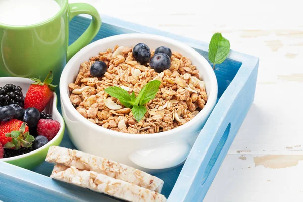 Desayuno Saludable Con Muesli Bayas Leche Caja Madera —  Fotos de Stock