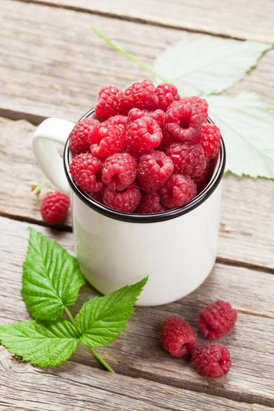 Cup Ripe Raspberries Wooden Table — Stock Photo, Image