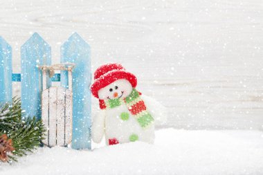 Noel kardan adam ve kızak oyuncaklar ve köknar ağacı dalı. Xmas zemin kopya alanı ile