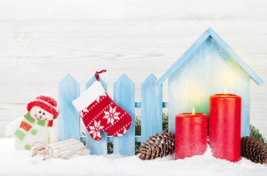 Noel kardan adam, mitten, kızak oyuncaklar, mumlar ve köknar ağacı dalı. Xmas zemin kopya alanı ile