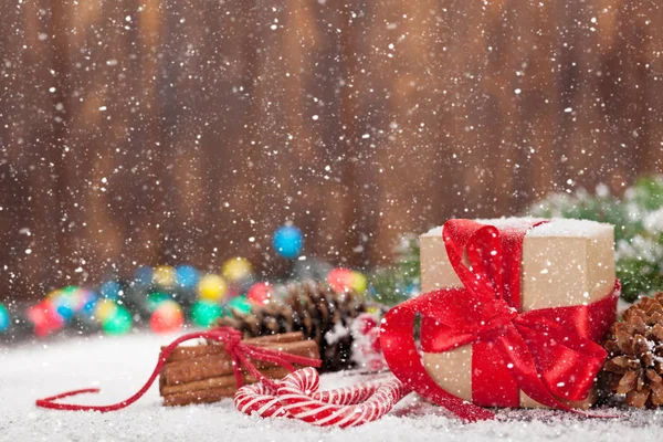 Christmas Presentbox Polkagrisar Och Snö Fir Tree Xmas Gratulationskort Med — Stockfoto